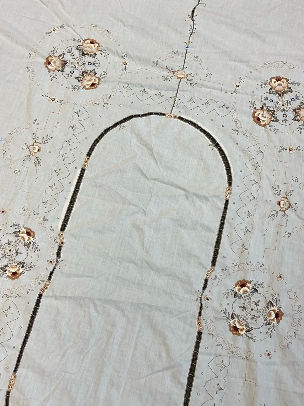 Vintage Oval Tablecloth Floral Hand Embroidered Scalloped Edge White 68”x83.5”